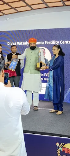 Dr. Rashmi Prasad with team celebrating Achiever Award — IVF excellence recognition