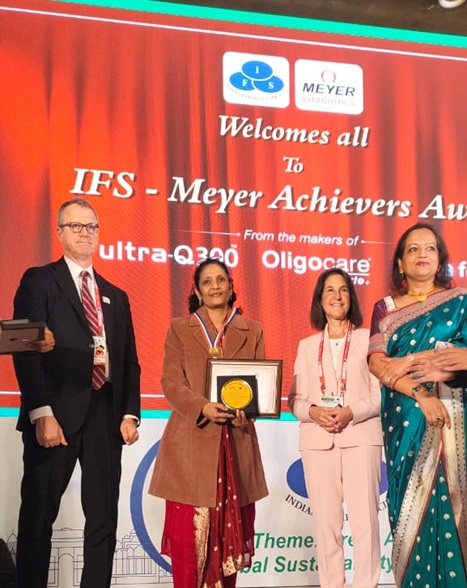 Dr. Rashmi Prasad receiving East Zone Achiever Award at Fertility Society Annual Conference 2022