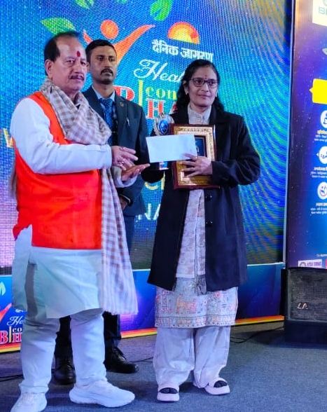 Dr. Rashmi Prasad receiving Dainik Jagran Health Icon of Bihar 2025 award on stage